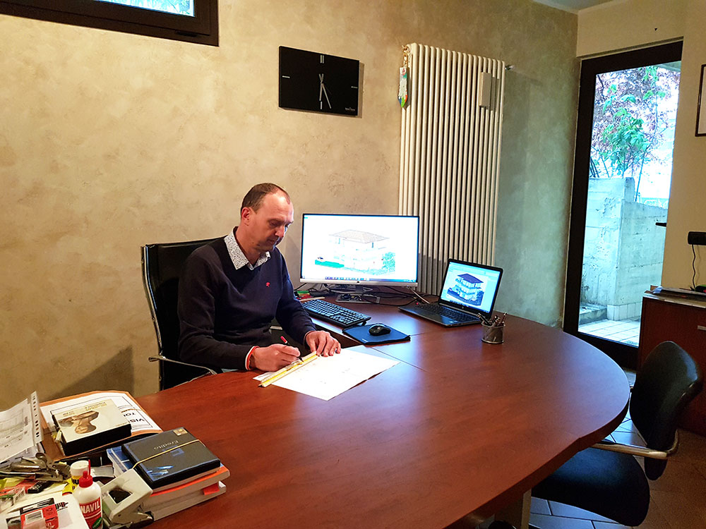Foto-geometra-Tondo-al-lavoro-web
